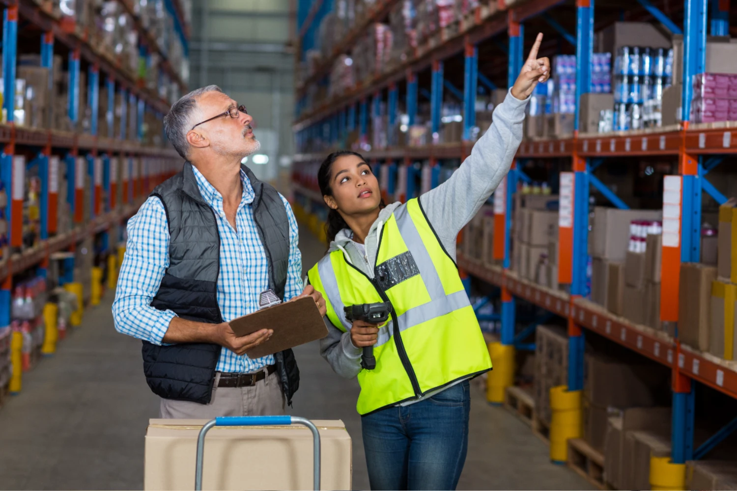 Colaboradores de Panamedical realizando inventario en bodega de insumos médicos