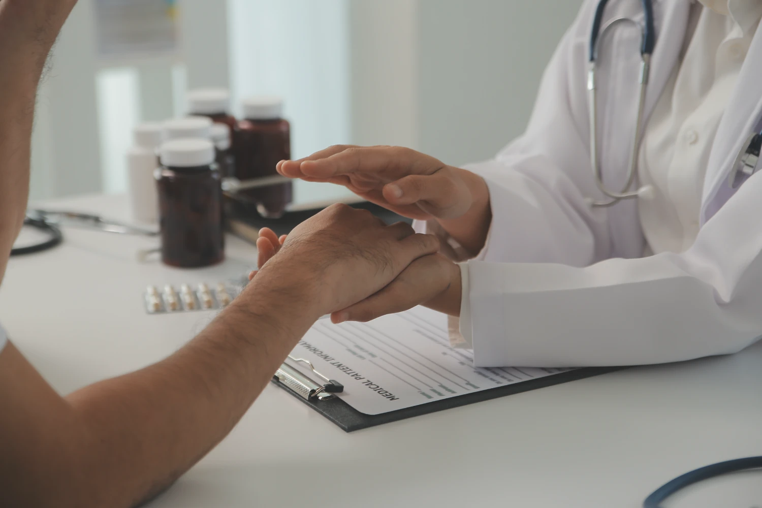 Médico examinando a un paciente junto a medicamentos de uso hospitalario